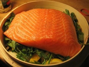 Cómo cocinar pescado en una vaporera de bambú