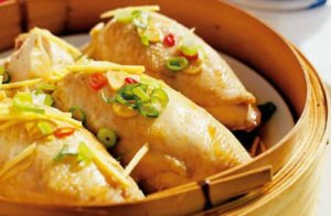 Cómo cocinar pollo en una vaporera de bambú
