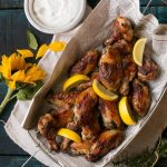 Estas alitas de pollo al limón súper crujientes se hornean, no se fríen, el secreto está en la salmuera especial.