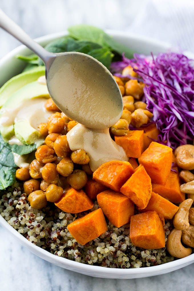 Receta del cuenco de Buda |  Cuenco de Buda vegano |  Cuenco de quinua |  Receta de camote |  Receta de quinua #salud #limpieza #quinoa #dinner #Cazuelas online#ceci Buddha Bowl con quinua, garbanzos, boniato, aguacate, repollo, vinagreta de tahini vertido