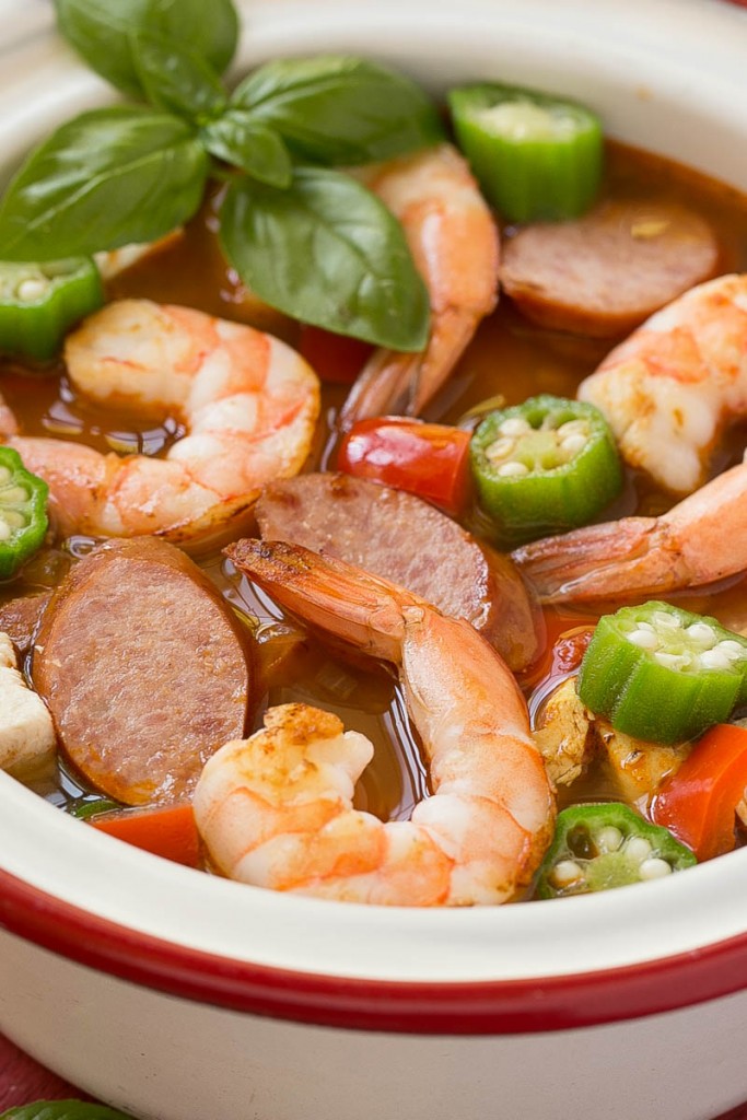 ¡Esta okra de pollo y camarones en una olla es una comida saludable y fácil que está lista en solo 30 minutos!