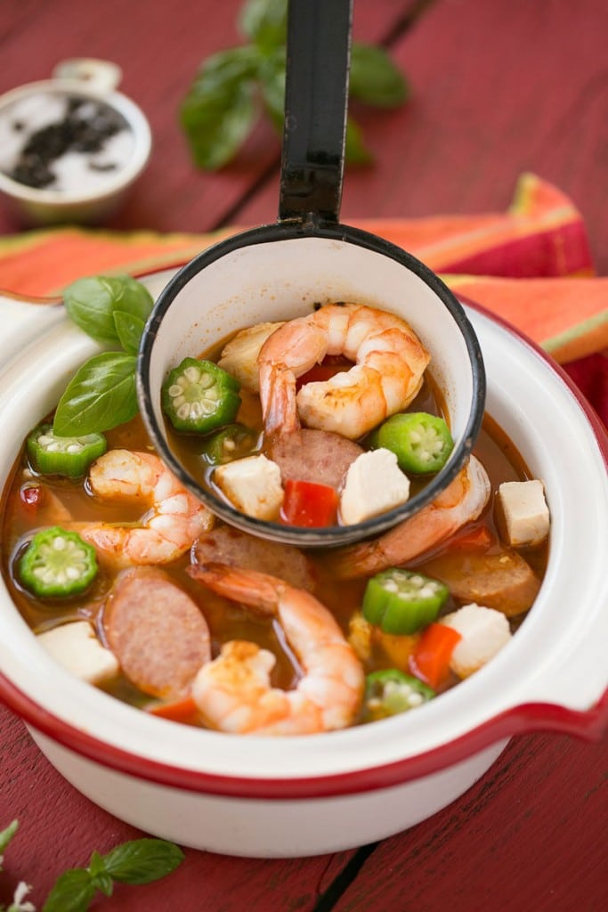 ¡Esta okra de pollo y camarones en una olla es una comida saludable y fácil que está lista en solo 30 minutos!