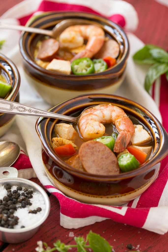 ¡Esta okra de pollo y camarones en una olla es una comida saludable y fácil que está lista en solo 30 minutos!