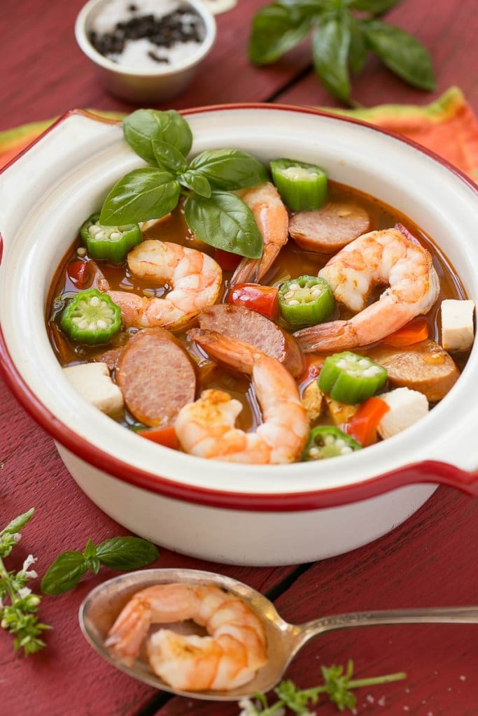 ¡Esta okra de pollo y camarones en una olla es una comida saludable y fácil que está lista en solo 30 minutos!