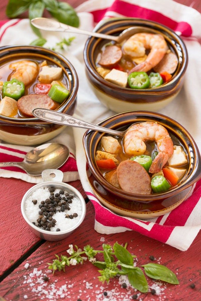 ¡Esta okra de pollo y camarones en una olla es una comida saludable y fácil que está lista en solo 30 minutos!