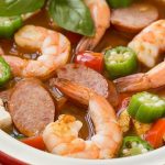 ¡Esta okra de pollo y camarones en una olla es una comida saludable y fácil que está lista en solo 30 minutos!