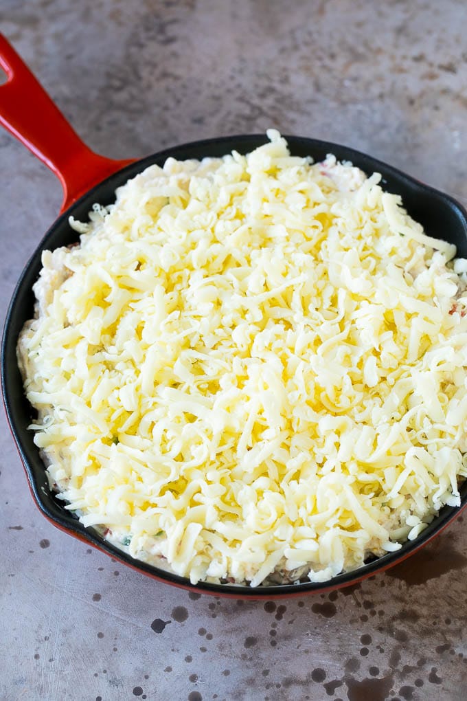 Una cacerola cubierta con queso rallado.