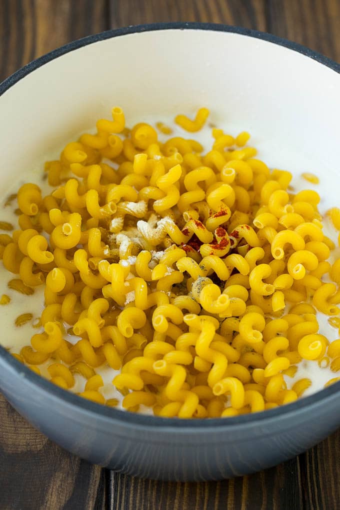 Pasta con leche y especias en una cacerola.