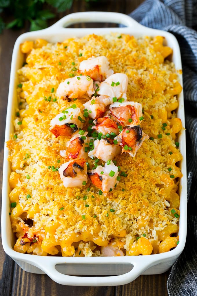 Una cacerola de langosta y macarrones con queso, cubierta con carne de langosta picada.