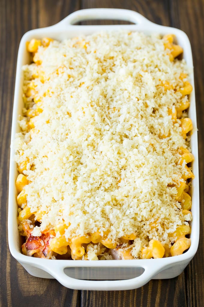 Una cazuela de langosta y queso cubierta con pan rallado panko.