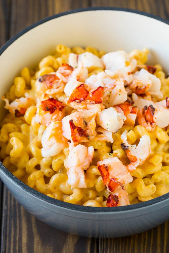 Coloca los macarrones con queso en el horno aderezado con trozos de bogavante cocido.