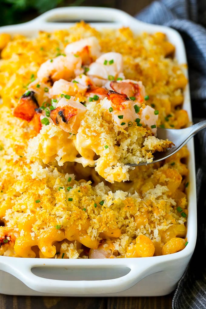 Una cuchara para servir una ración de langosta y queso.