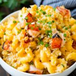 Macarrones con queso de langosta cubiertos con pan rallado crujiente.