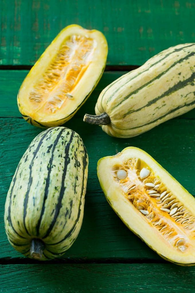 Calabaza delicada cruda en un tablero verde.