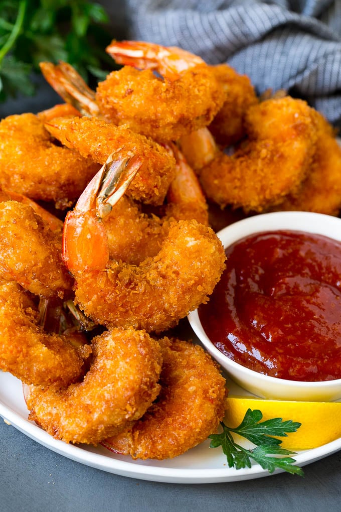Receta de camarones fritos # camarones # mariscos # cena # aperitivo # cenaatthezoo Un plato de camarones fritos servidos con salsa coctel.