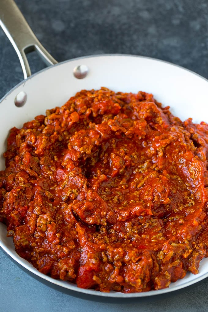 Salsa de carne en una cacerola.