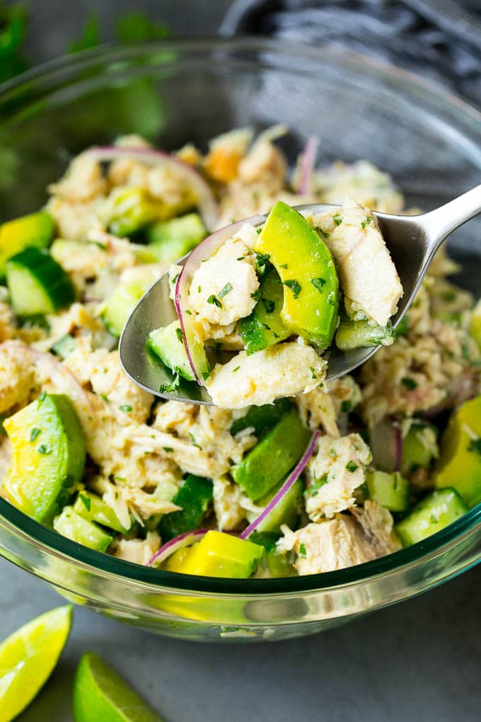 Una cuchara con una ración de ensalada de atún y aguacate.