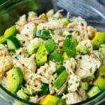 Ensalada de aguacate y atún con pepino, cebolla morada y vinagreta de lima.