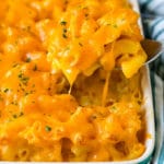 Una cuchara que sirve una porción de Southern Macaroni and Cheese.
