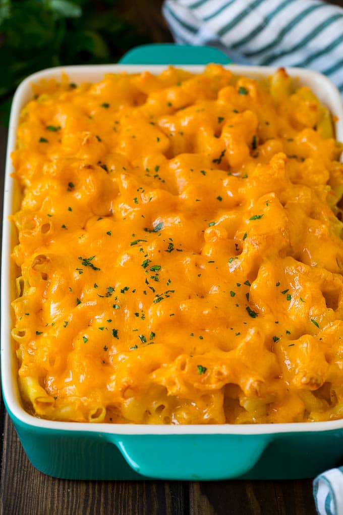 Macarrones con queso sureños cubiertos con queso cheddar y perejil derretidos.