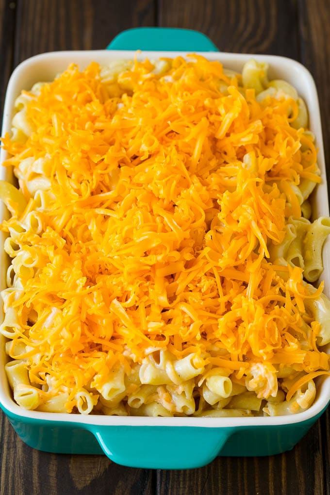 Un plato lleno de macarrones con queso rallado.