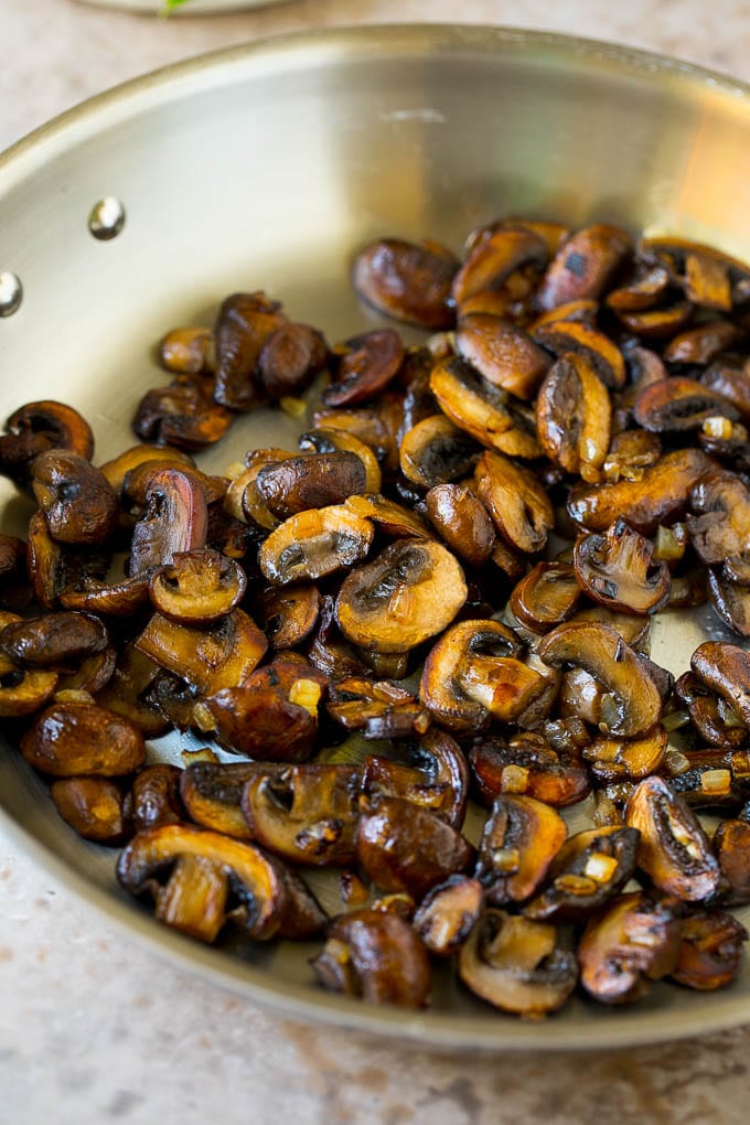 Champiñones cremini salteados.