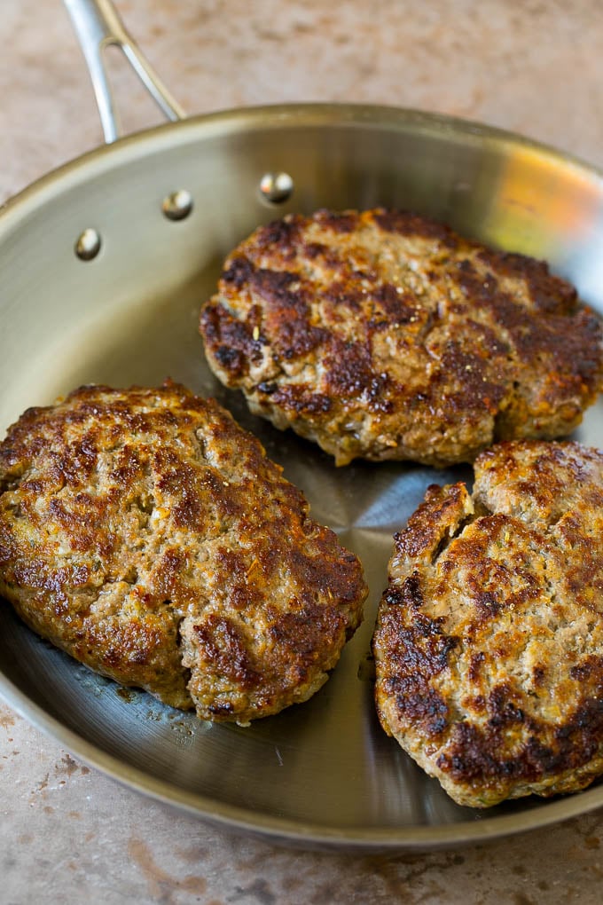 Empanadas de hamburguesa fritas en una sartén.