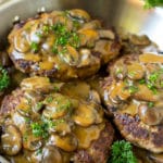 Bistec picado aderezado con salsa de champiñones y perejil picado.