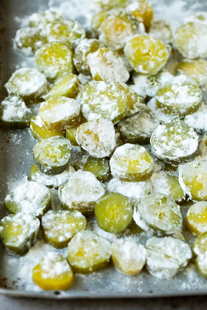 Rodajas de pepinillo rebozado con harina.