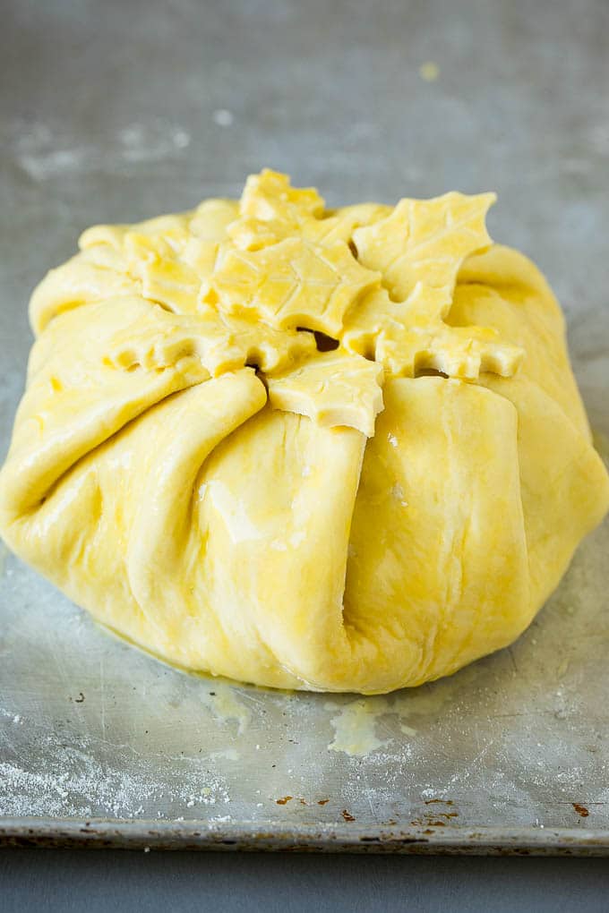 Receta de queso brie al horno |  Brie envuelto en pastelería #brie #cheese #aperitif #pecan # frambuesas #dinneratthezoo Brie envuelto en hojaldre y cubierto con pasta al huevo.