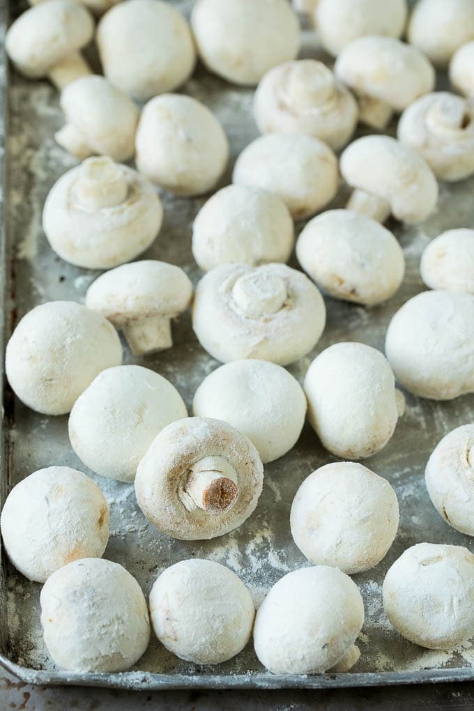 Champiñones cubiertos de harina.