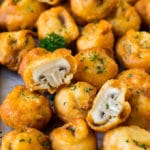 Una sartén de champiñones fritos aderezada con perejil.