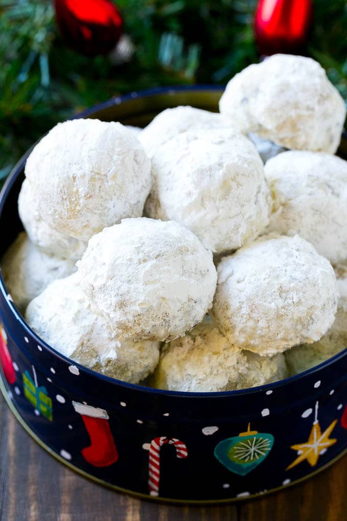 Galletas de bolas de nieve cubiertas con azúcar en polvo y servidas en una caja navideña,