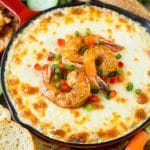 Dip caliente de camarones con tres tipos de queso y condimento cajún.