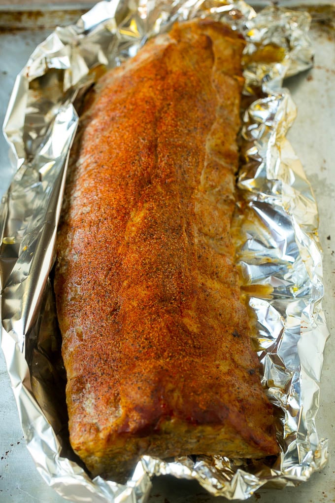 Receta de costillas ahumadas | Costillas posteriores | Costillas de cerdo # cerdo # costillas # fumador # cena #dinneratthezoo Un cuadrado de listones dentro de un papel de aluminio.