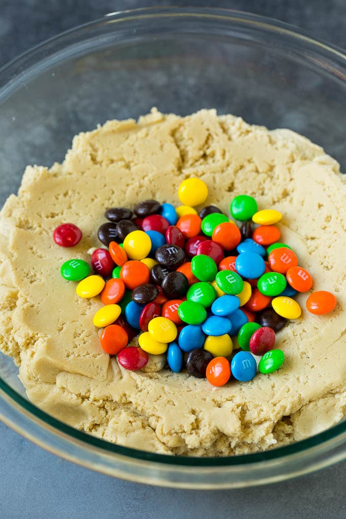 Un tazón de masa para galletas con caramelos de chocolate.
