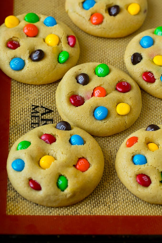 Galletas horneadas en una bandeja para hornear.