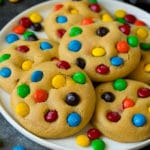 Un plato de galletas M&M, cubierto con caramelos extra.