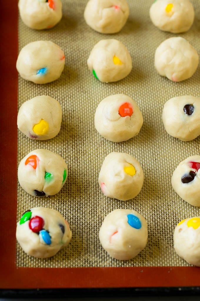 Bolas de masa para galletas en una bandeja para hornear.