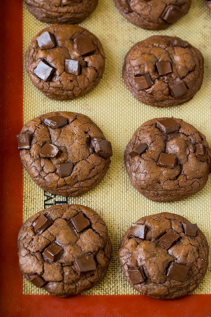 Galletas de chocolate al horno en una bandeja para hornear.