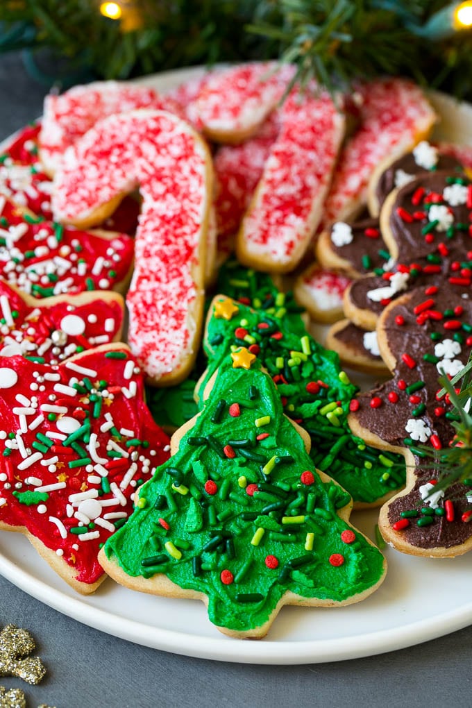 Un plato para servir de galletas de azúcar navideñas decoradas con glaseado y chispas.