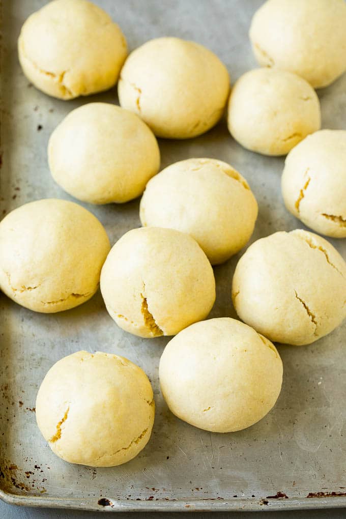 Galletas de almendras al horno en una bandeja para hornear.