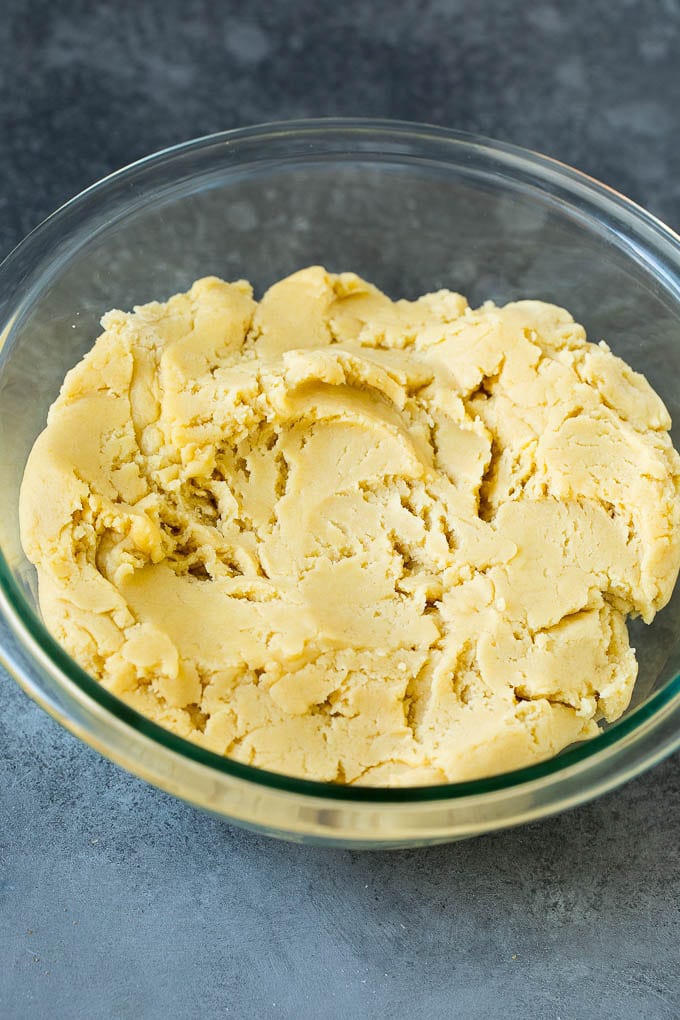 Masa de galleta de almendras en un bol.