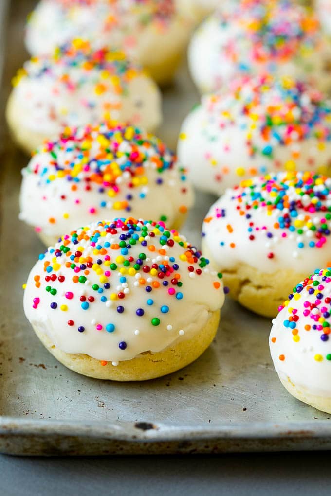 Galletas italianas cubiertas con glaseado y chispas de arcoíris.