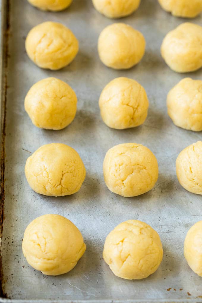 Bolas de masa para galletas en una bandeja para hornear.