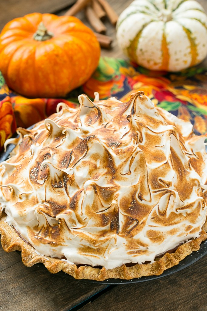 El pastel de calabaza más delicioso coronado con una montaña de merengue de azúcar moreno tostado.