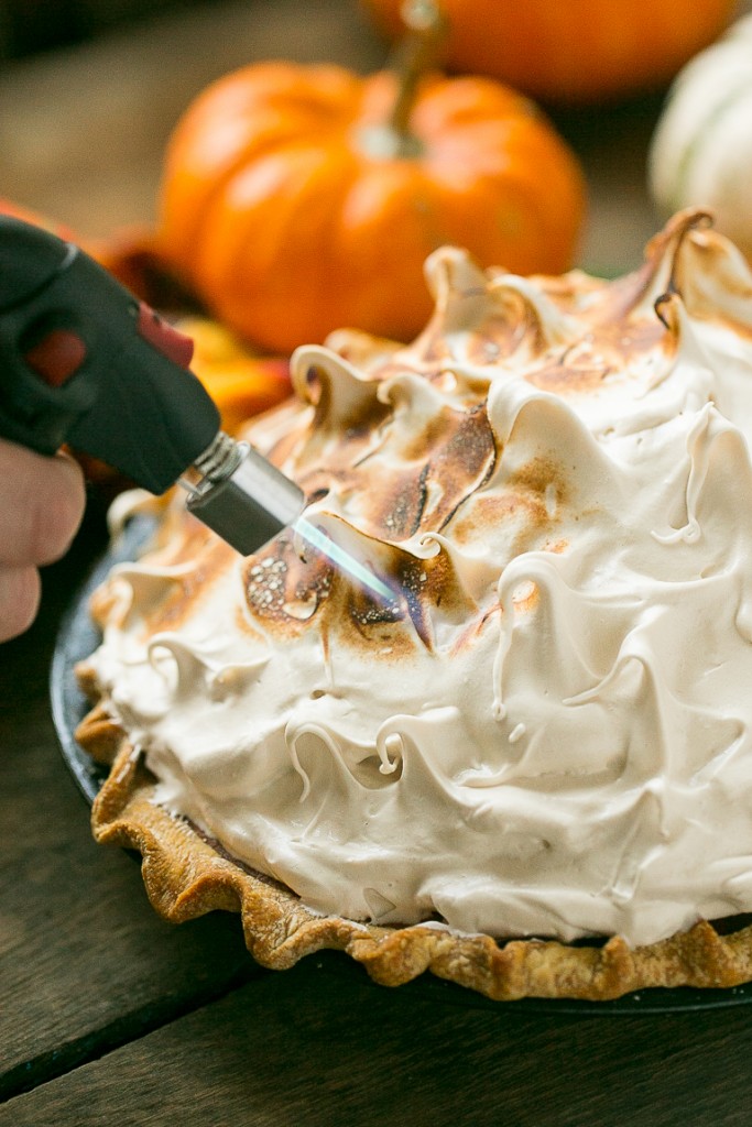 El pastel de calabaza más delicioso coronado con una montaña de merengue de azúcar moreno tostado.