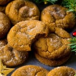Galletas de melaza recubiertas de azúcar rodeadas de adornos navideños.