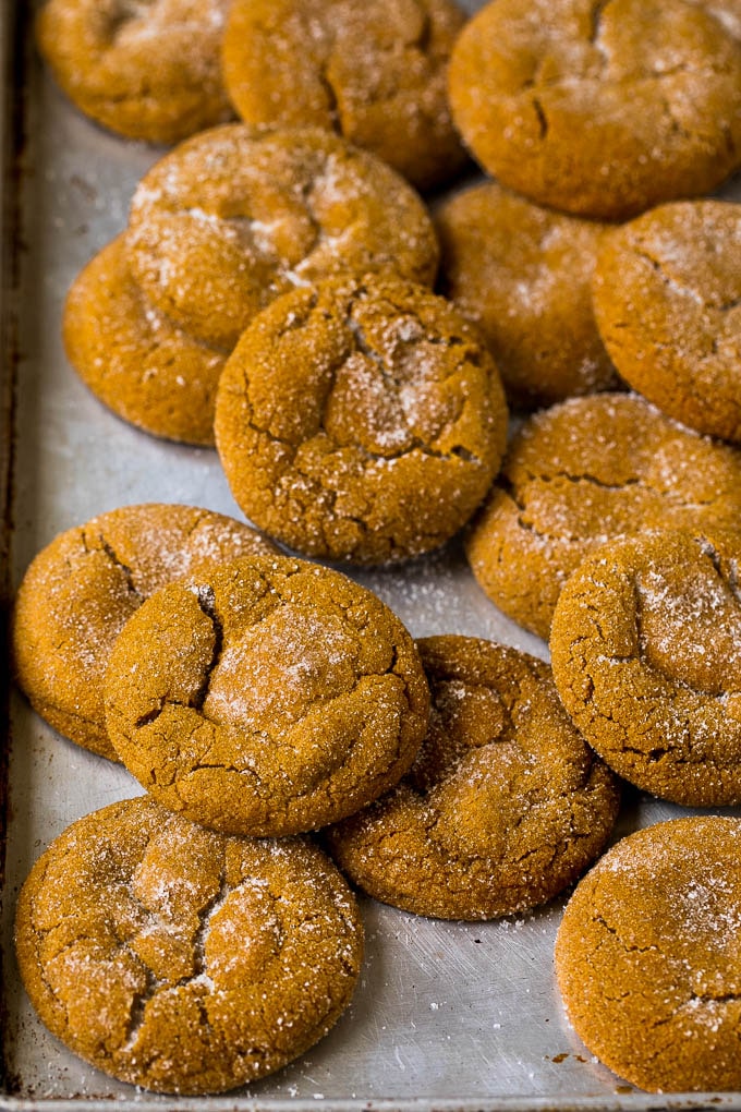Galletas horneadas en una bandeja para hornear.