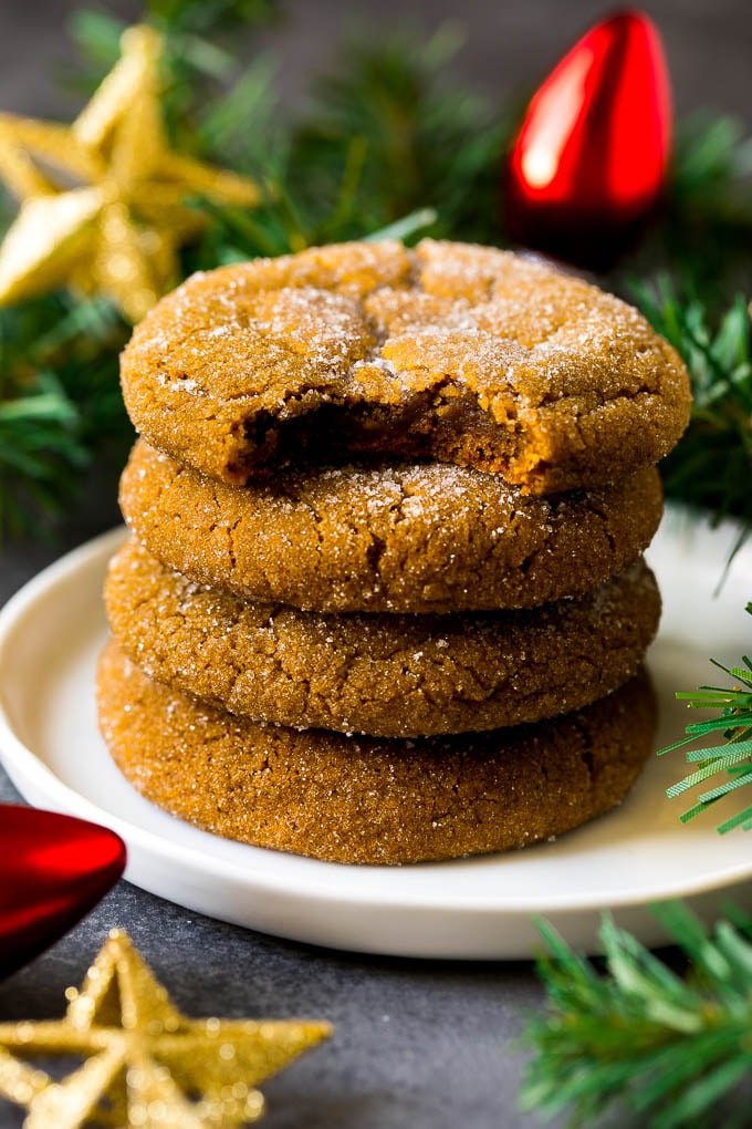 Una pila de galletas de melaza con un bocado de una.